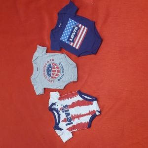 *(NEWBORN) LEVI'S (3) BODYSUITSWITH (6) PIECE BATH SET LILA AND JACK